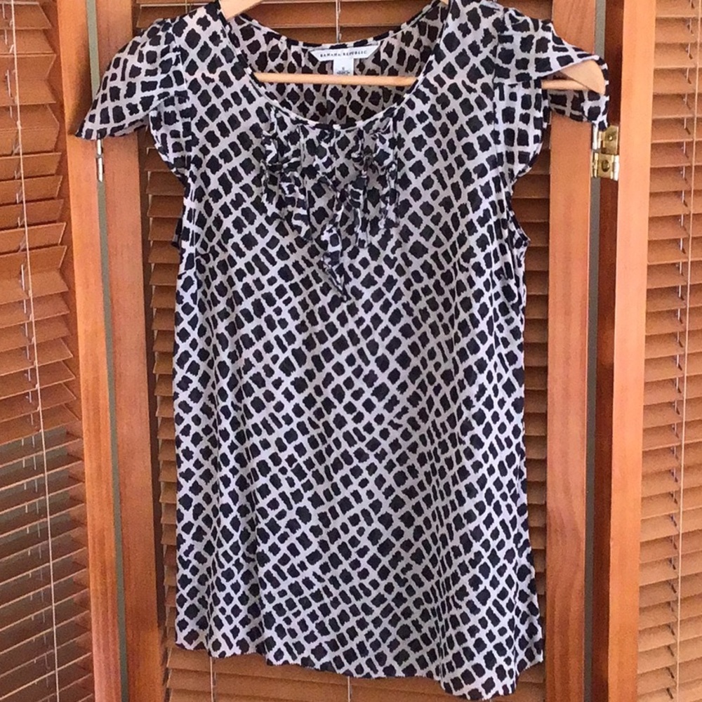Size small Banana Republic silk shirt. Excellent condition.
